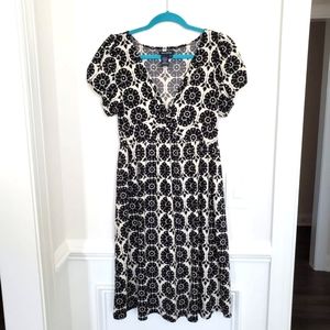 Knee-length dress with modern flower pattern (L)